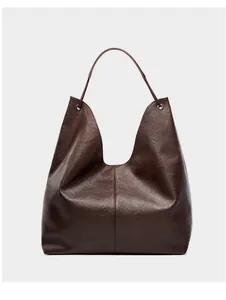 Vista frontal del bolso tote grande de cuero marrón oscuro con detalle de costura vertical