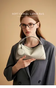 Dettaglio di una borsa Boston in pelle martellata bianco crema con silhouette morbida
