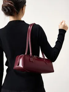 Borsa baguette minimalista in pelle bordeaux con manici lunghi e finiture in argento