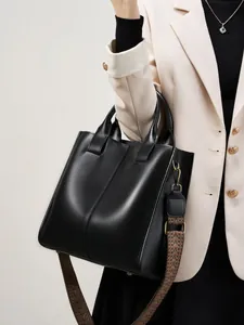 Borsa tote classica in pelle nera vintage con tracolla colorata in tessuto intrecciato