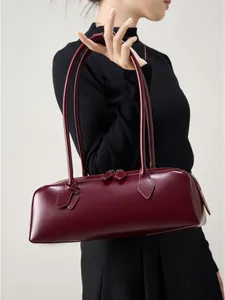 Borsa a spalla minimalista in pelle bordeaux con spalline lunghe per moda donna casual
