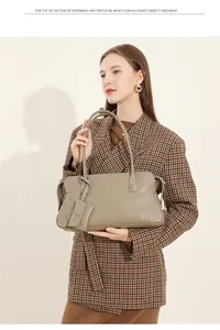 Detalle del bolso tote de piel auténtica en color caqui con textura y mini colgante