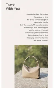 Texture dettagliata della borsa boston in vera pelle beige su sfondo in pietra naturale