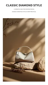 Dettaglio della pelle martellata color crema con elegante ciondolo tondo decorativo