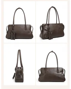 Detalle de bolso tote de cuero con pliegues laterales y acabado marrón oscuro chic