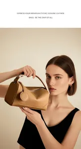 Dettaglio della borsa Boston in vera pelle marrone con texture martellata e parti metalliche
