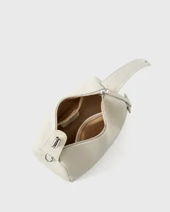 Interno della borsa Boston in pelle crema con scomparto principale e tasche zip