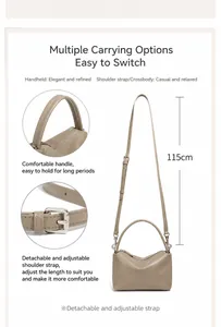 Dettaglio della borsa in pelle martellata beige con gancio per tracolla regolabile da 115 cm