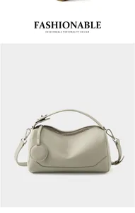 Dettaglio borsa Boston in pelle martellata beige con finiture in argento e tracolla