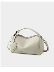 Dettaglio borsa Boston in pelle martellata bianco sporco con zip e ciondolo laterale