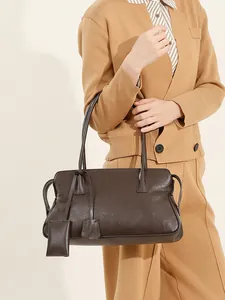 Bolso tote grande de cuero marrón oscuro con asas largas para mujer en estilo minimalista