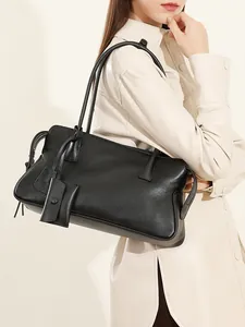 Bolso tote grande minimalista de cuero vacuno negro con correas largas para mujer
