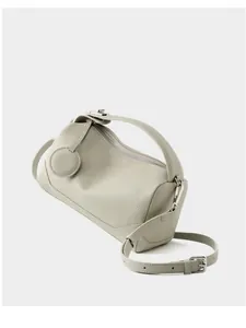 Dettaglio della pelle bovina grana litchi e hardware argento su borsa Boston grigia