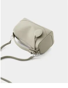 Dettaglio della borsa Boston in pelle grana litchi grigio chiaro con cerniere in metallo argento