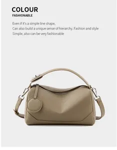 Dettaglio della borsa Boston in vera pelle con trama a grana e tracolla in beige