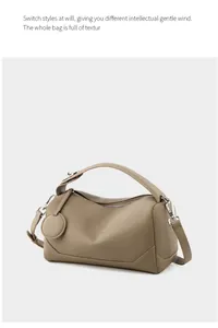 Dettaglio della borsa Boston in pelle taupe a grana litchi con cerniera argentata lucida