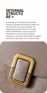 Gros plan sur la boucle carrée dorée géométrique du sac en cuir texturé élégant