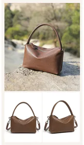 Dettaglio della borsa a bauletto in pelle marrone vintage con finiture metalliche argento
