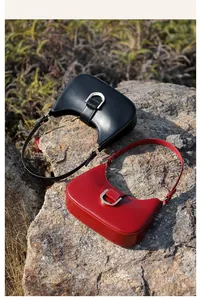 Detaillierte Textur von schwarzen und tiefroten Leder-Hobo-Taschen mit silbernen Schnallen