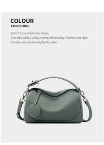 Dettaglio di una borsa Boston in pelle verde salvia con hardware in metallo argento