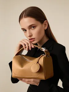 Borsa Boston da donna in pelle martellata color caramello con manici e cerniera argento