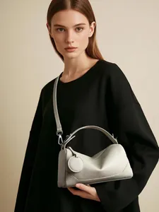 Elegante borsa Boston in pelle martellata grigia con manico e tracolla rimovibile