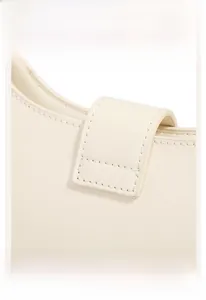 Detail der präzisen Nähte auf einer beigen Ledertasche mit glatter Oberflächenstruktur