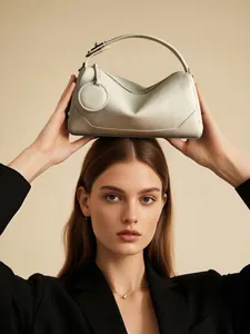 Borsa in pelle beige con motivo litchi, hardware argento e manico superiore fisso