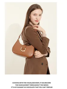 Detail der braunen Leder-Hobo-Tasche mit goldener D-Ring-Schnalle am Kaschmirmantel