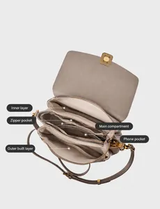 Vue détaillée de l'intérieur du sac à bandoulière avec ses compartiments variés