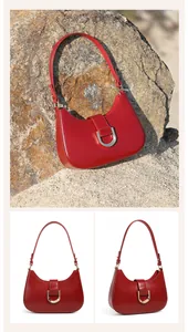 Detailansicht der roten Leder-Baguette-Tasche mit Glanzfinish und U-förmiger Metallschnalle