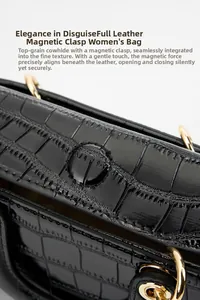 Détail du fermoir magnétique caché et de la texture crocodile sur le sac en cuir noir