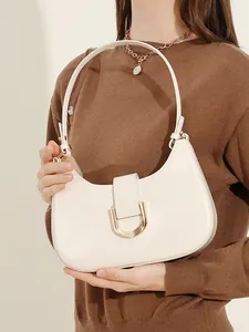Schicke cremefarbene Leder-Hobo-Tasche mit goldener U-Schnalle für die Herbstmode