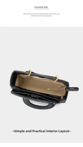 Vue de dessus du compartiment principal spacieux avec doublure beige d'un sac noir gaufré