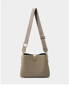 Dettaglio della borsa tote in pelle color talpa con ampia tracolla in tessuto morbido