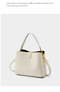 Dettaglio della borsa tote in pelle martellata con finiture in oro e tracolla