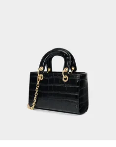 Détail du cuir verni noir brillant avec texture crocodile et chaîne dorée