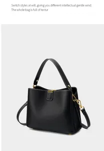 Dettaglio della pelle martellata nera su una borsa a trapezio con finiture in oro metal