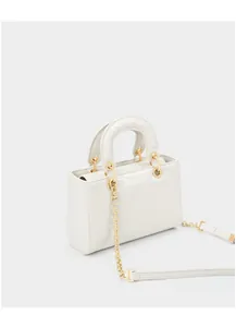 Vue détaillée du sac en cuir blanc embossé crocodile avec chaîne dorée