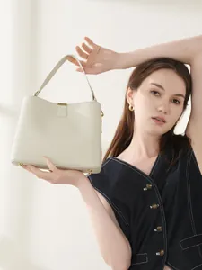 Borsa a mano beige minimalista in pelle martellata con piedini dorati protettivi