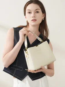 Borsa a mano beige in vera pelle con trama litchi e dettagli in metallo dorato