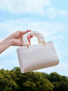 Sac à main élégant en cuir blanc cassé avec motif crocodile et anneaux dorés