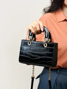 Sac à main élégant en cuir noir gaufré crocodile avec chaîne en métal doré chic