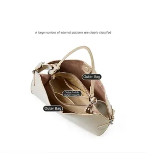 Vue intérieure du sac en cuir beige montrant la capacité et la pochette amovible