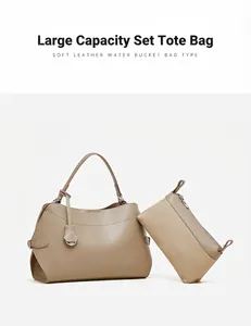 Détail d'un ensemble de sacs cabas en cuir kaki avec grand sac et petite pochette