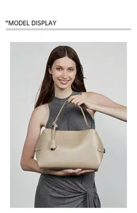 Grand sac cabas minimaliste en cuir beige pour femme avec poignées et design élégant