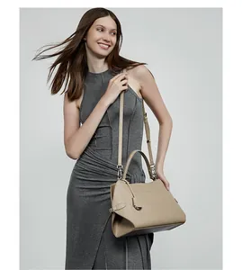Détail du sac cabas en cuir crème avec boucle latérale et bandoulière réglable