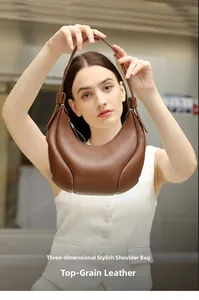 Dettaglio della pelle fiore martellata di questa borsa a mezzaluna marrone da donna