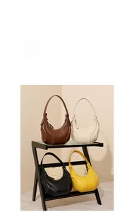 Collezione dettagliata di quattro borse hobo in vera pelle in vari colori con grana fine