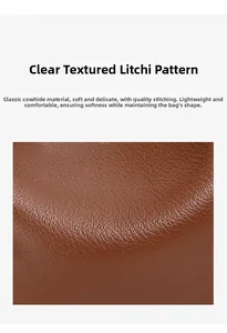 Dettaglio della texture in pelle bovina marrone martellata per borsa a luna